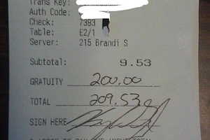 Nữ phục vụ bật khóc vì nhận được khoản tiền “boa” lớn bất ngờ