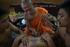 Rùng mình cảnh xăm ma thuật của người Thái