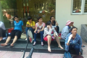 Phụ huynh đội nắng 40 độ C chờ con thi đại học