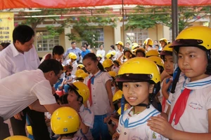 Trao tặng 1.300 mũ bảo hiểm cho học sinh