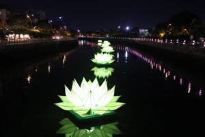 Kênh Nhiêu Lộc - Thị Nghè hoa đăng đẹp lung linh mùa Phật Đản
