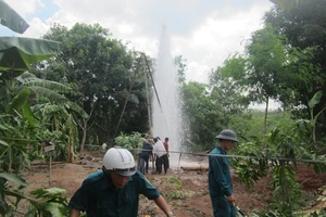 Tiến hành “khóa” giếng nước phun tự nhiên như vòi rồng