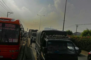 Hàng tấn hạt điều đổ xuống đường làm xe kẹt cứng ở cửa ngõ TP HCM