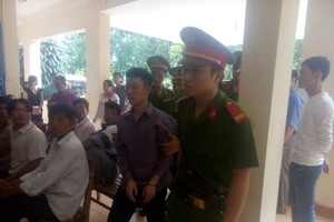 Lãnh 10 tháng tù vì đấm công an xã