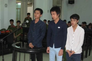 Nạn nhân nằm bất tỉnh, máu me đầy mặt vẫn không tha