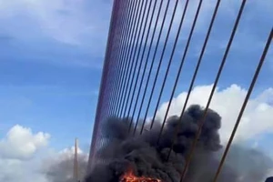 Xe container đột nhiên bốc cháy dữ dội trên cầu 