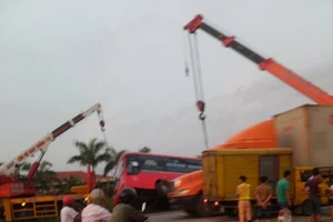 Hoảng loạn xe giường nằm… lộn một vòng trên đường 