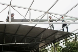 Tháo dỡ xưởng hạt điều trái phép trên đất bí thư huyện