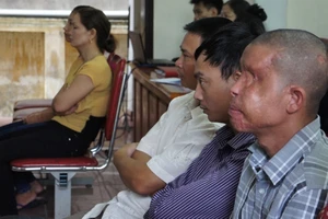 Xét xử vụ gài mìn xe khách: Thương tâm nạn nhân bị mù 2 mắt, cụt 2 tay