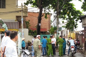 Hàng trăm người hoảng loạn vì 'mìn' trước nhà dân