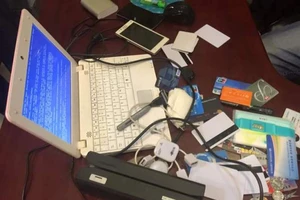 Bắt nhóm rút hàng trăm triệu đồng bằng… máy POS