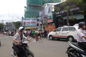 Kẹt xe nghiêm trọng vì người đàn ông trồng chuối… giữa đường