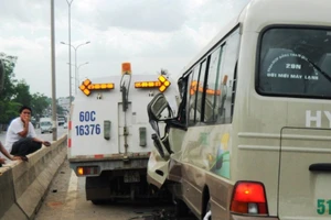 Không thấy đường vì bụi mù mịt, xe khách tông xe… dọn vệ sinh