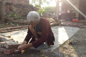 Cụ bà 93 tuổi bị con trai đánh đập dã man bằng cán chổi