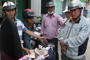 Dùng vé số giả trúng thưởng lừa người bán vé số dạo