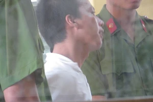 Bị cáo ra tòa ‘quậy tưng’, chửi thề, đạp đổ vành móng ngựa