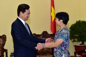 Thủ tướng Nguyễn Tấn Dũng tiếp giáo sư thiên văn người Mỹ gốc Việt