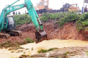 Đường ống nước Sông Đà lại bị vỡ