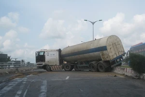 Ách tắc giao thông vì xe chở bồn oxy ‘phi' qua dải phân cách 