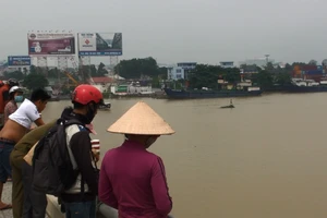 Bất lực nhìn một phụ nữ nhảy xuống sông tự vẫn