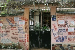 Người dân bắt giữ người dán quảng cáo, rao vặt có được không?