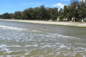 Tìm thấy thi thể học sinh lớp 7 bị sóng cuốn ở Đồi Dương