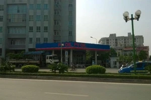 Hoảng loạn vì xe cẩu ‘đại náo’ cây xăng