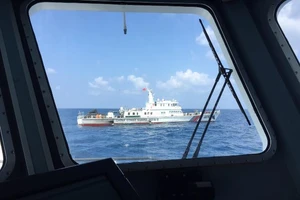 Tàu hải quân Trung Quốc ngăn cản tàu cứu nạn Việt Nam ở Hoàng Sa