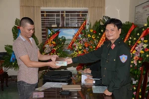 Cảnh sát cơ động trả lại gần 600 triệu đồng cho khách du lịch đánh rơi