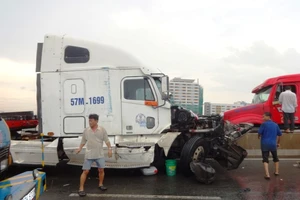 Hai xe container ép nhau móp đầu