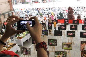 Chùm ảnh: Xúc động triển lãm ‘Khoảnh khắc bên mẹ’ mùa Vu Lan