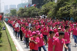 5.000 tình nguyện viên nhảy flashmob trước cổng viện huyết học