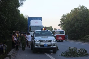 CSGT truy đuổi tài xế xe đầu kéo gây tai nạn nghiêm trọng rồi bỏ trốn