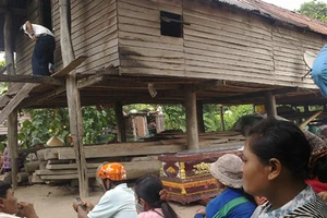 Một gia đình bị truy sát vì bị nghi có dùng ‘thuốc thư’?