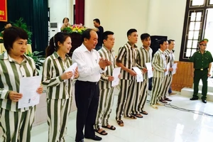 Phó Thủ tướng Nguyễn Xuân Phúc trực tiếp trao quyết định đặc xá