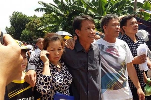 Anh em ông Đoàn Văn Vươn vui mừng ngày đặc xá