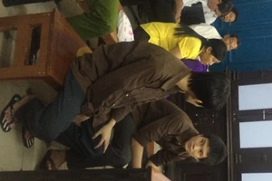 Bị hiếp dâm vì theo nhóm bạn trai vào rừng cao su nhậu