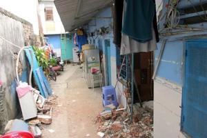 Vụ bồn nước rơi chết người: 'Không còn con, mẹ biết sống với ai!'