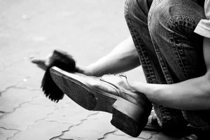 Hà Nội: Đánh một đôi giày ‘chém’ cả… triệu đồng