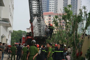 Hà Nội: Cháy lớn tại chung cư hàng chục tầng 