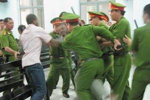 Bị hoãn xử, 2 ông Tây ‘quậy’ tưng bừng tòa án