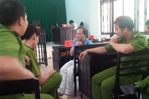 Mâu thuẫn chở mẹ đi chơi, anh đâm chết em trai