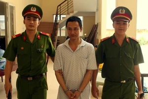 Đòi cắt cổ vợ vì tội không chịu nghe điện thoại