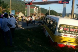 Hoảng loạn vì người đàn ông cướp lái xe buýt đâm loạn xạ trên quốc lộ