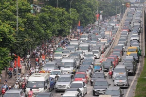 Ùn tắc kinh hoàng tại Hà Nội, giao thông tê liệt hoàn toàn