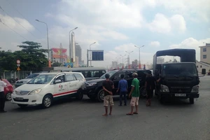 Tai nạn dính chùm ba xe ô tô tại trung tâm Sài Gòn