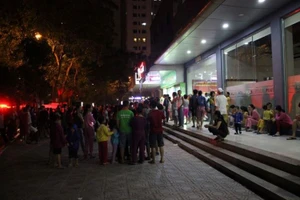 Hà Nội: Chuông báo cháy rú liên hồi, hàng trăm người dân chạy tán loạn