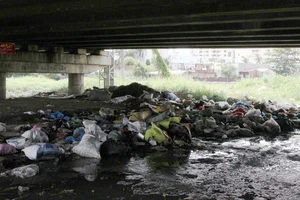 Né camera, mang rác xuống gầm cầu đổ