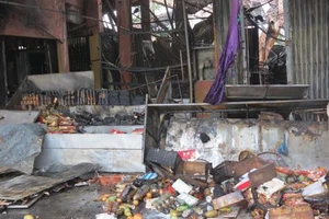  Hỗ trợ hơn 400 triệu đồng cho các tiểu thương vụ cháy chợ Tứ Hạ