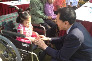 Cựu Thủ tướng Nhật Bản trao tặng 50 xe lăn ở Việt Nam 